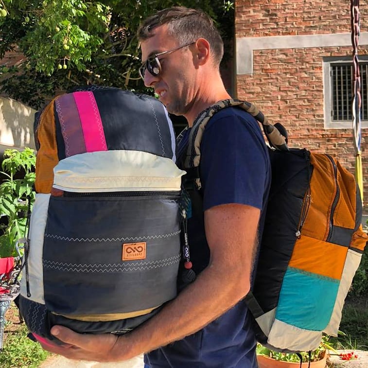 Creador de la iniciativa venezolana que reutiliza los jites para hacer chaquetas y bolsos