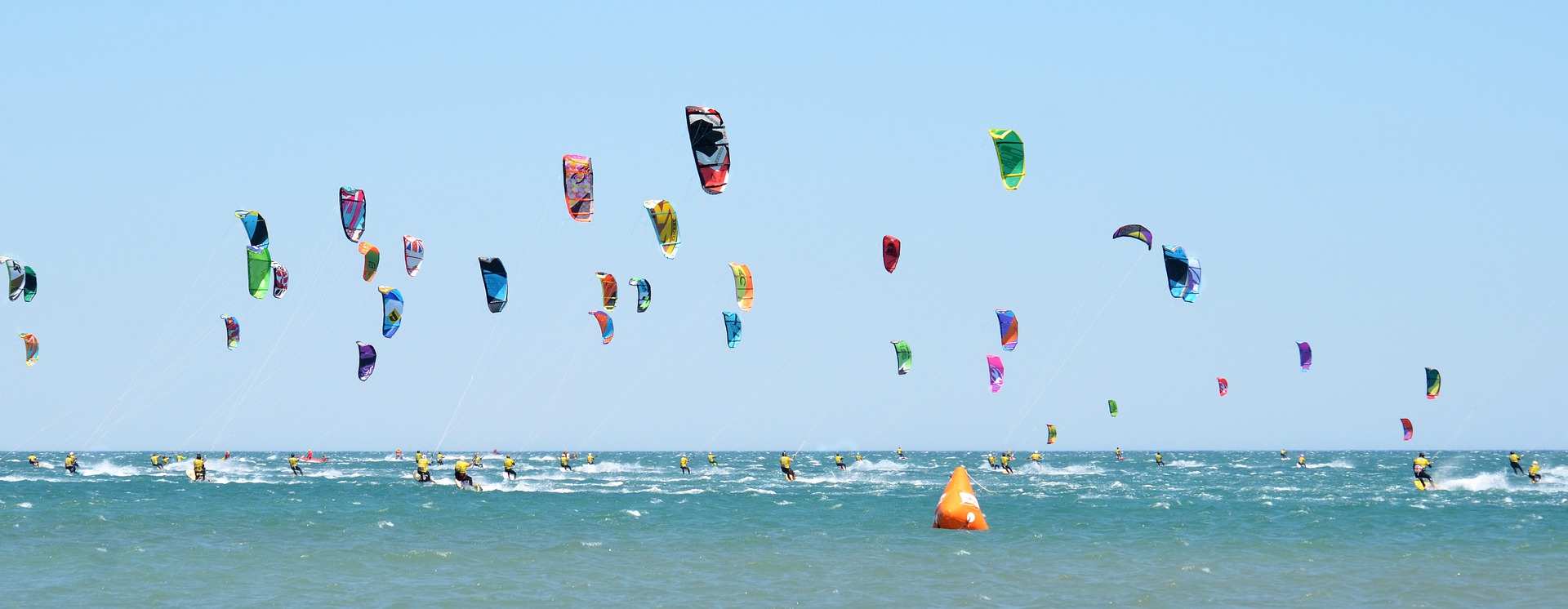 Kitesurf, deporte del cual reutilizan los kites para hacer chaquetas