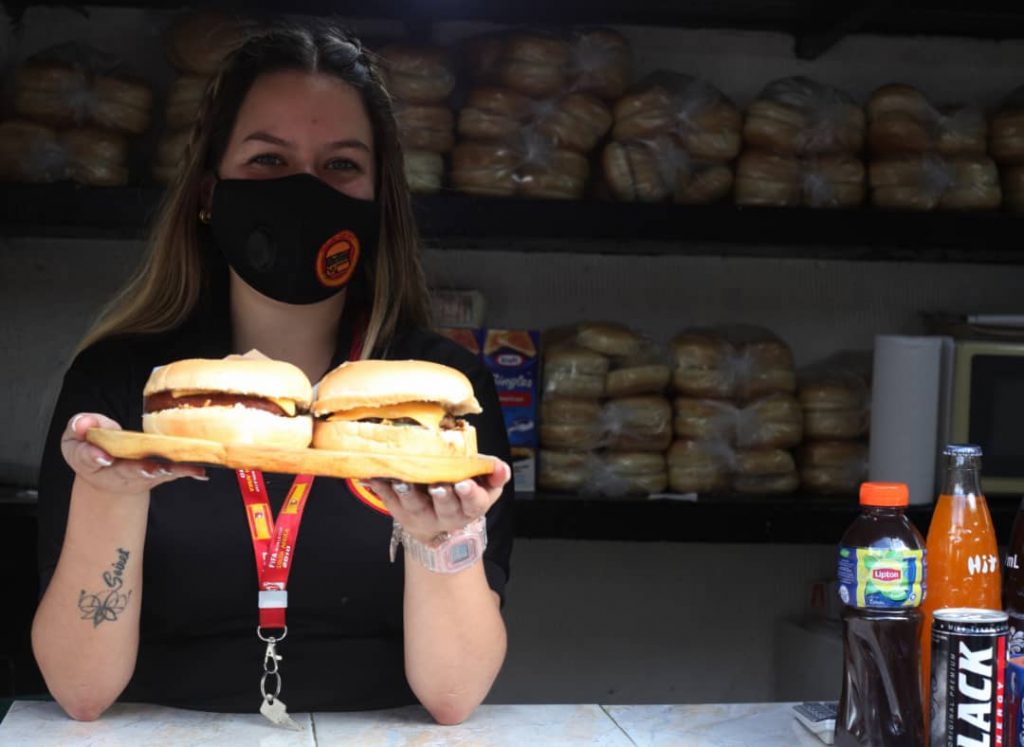 Paola Yanes y sus hamburguesas a $1